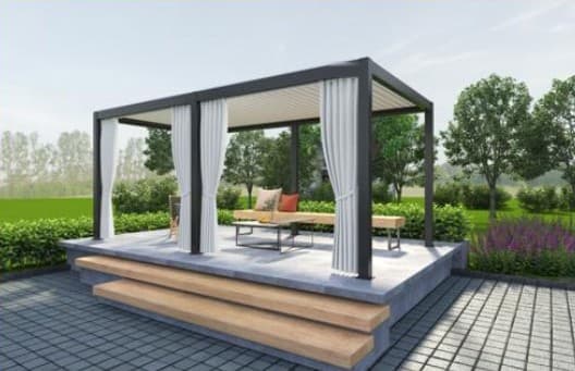 Pérgola con cortinas blancas sobre una plataforma de piedra
