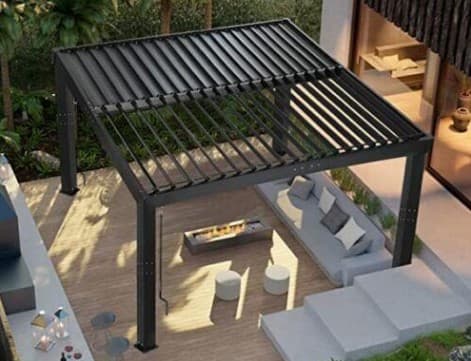 Pérgola vista desde arriba con las lamas abiertas sobre un living con fogón