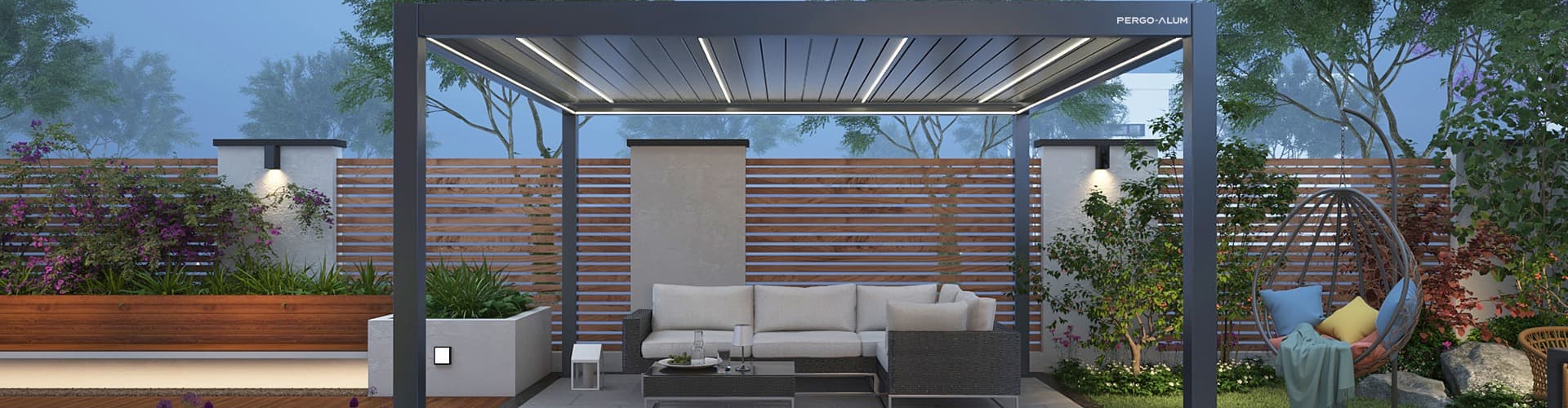 Pérgola PERGO-ALUM negra con lamas abiertas sobre una terraza con living exterior
